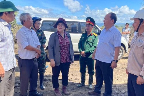 Phó Bí thư Thường trực Tỉnh ủy Rah Lan Chung kiểm tra công tác khắc phục hậu quả bão số 13