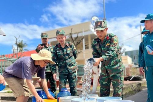 Bộ CHQS tỉnh Gia Lai cấp nước sạch, tặng quà cho người dân bị ảnh hưởng bởi bão số 13