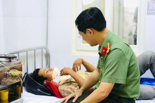 Lãnh đạo Công an Gia Lai thăm 2 thành viên lực lượng ANTT bị thương khi làm nhiệm vụ
