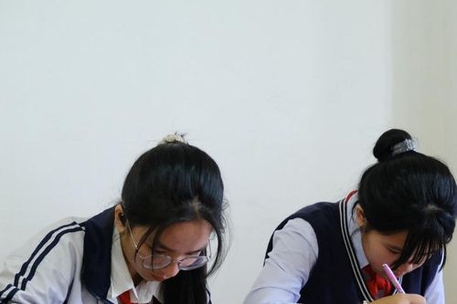 Gần 300 bông hoa Trạng Nguyên đua tài trong Hội thi Viết chữ đẹp năm 2025