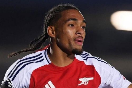 Joshua Robinson, cựu tài năng Arsenal, đặt cờ Malaysia