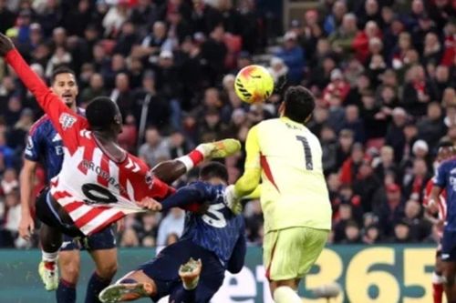 Seaman chỉ trích Raya sau trận Arsenal hòa 2-2 Sunderland