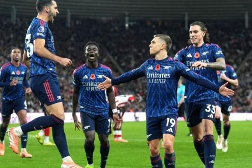 Arsenal đánh rơi chiến thắng, Saka và Trossard tỏa sáng