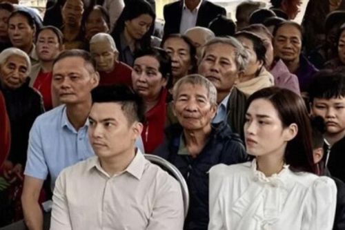 Đỗ Thị Hà giản dị đi thiện nguyện cùng chồng và bố chồng