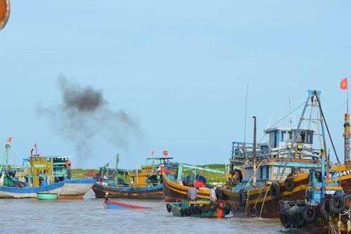 Huy động lực lượng trục vớt tàu cá bị chìm tại cửa biển La Gi