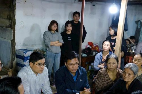 Phó Chủ tịch UBND tỉnh Lâm Đồng Đinh Văn Tuấn thăm hỏi gia đình nạn nhân vụ nổ bồn chứa a xít tại xã Bảo Lâm 1