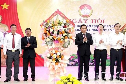 Phó Chủ tịch UBND tỉnh Đinh Công Sứ dự Ngày hội Đại đoàn kết tại xã Lập Thạch