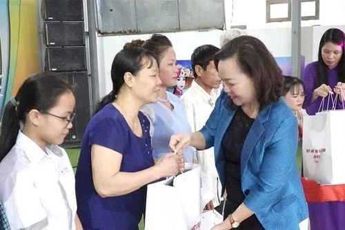 Phó Chủ tịch HĐND tỉnh Nguyễn Thị Cẩm Phương dự Ngày hội Đại đoàn kết toàn dân tộc tại xã Bình Phú