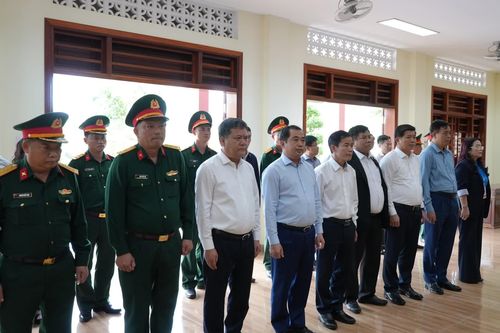 Đoàn công tác Bộ Nông nghiệp và Môi trường tri ân Anh hùng liệt sĩ tại Quảng Trị