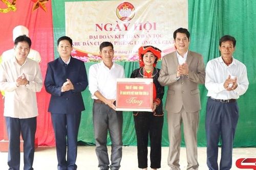 Đồng chí Phó Chủ tịch HĐND tỉnh dự Ngày hội đại đoàn kết tại xã Gia Phù