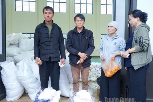Trao quà cho 400 hộ nghèo các xã Mèo Vạc, Sùng Máng, Khâu Vai