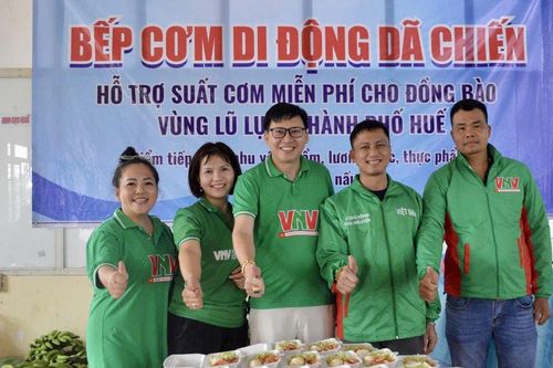 Gần 15.000 suất cơm từ 'Bếp dã chiến VNV' tiếp sức người dân Huế sau bão số 12
