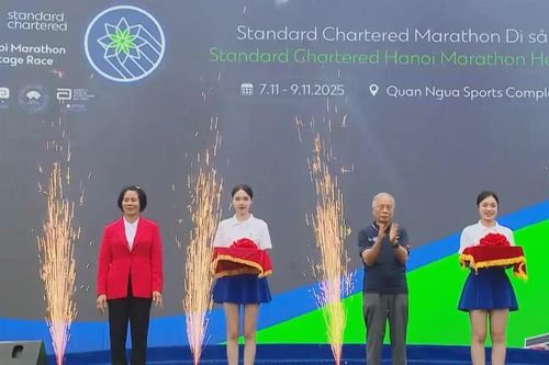Sôi động giải chạy Standard Chartered Marathon Di sản Hà Nội 2025