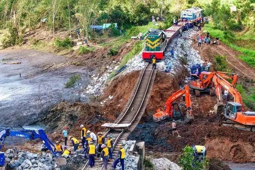Chưa thể thông tàu đường sắt Bắc-Nam sau bão số 13