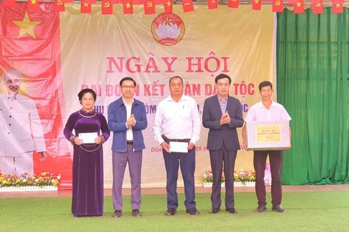 Phó Chủ tịch Thường trực Ủy ban MTTQ tỉnh Vũ Khắc Quang dự Ngày hội Đại đoàn kết toàn dân tộc xóm Đồng Tâm