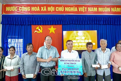 Bí thư Tỉnh ủy chung vui Ngày hội Đại đoàn kết với Nhân dân khóm Bào Sơn