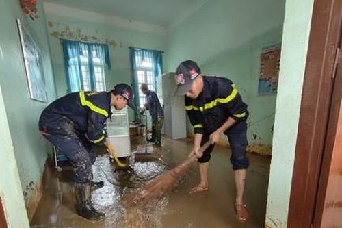 Công an Đắk Lắk tích cực hỗ trợ người dân khắc phục hậu quả bão lũ