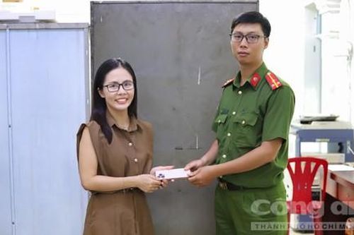 Công an phường Bình Thạnh trao trả chiếc điện thoại bị thất lạc cho nữ giảng viên