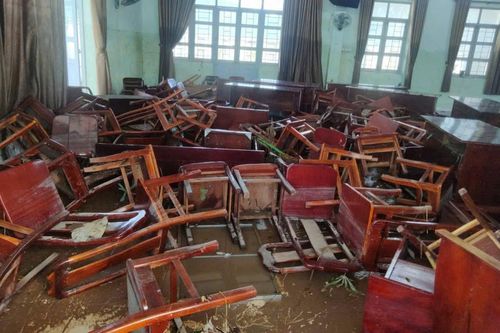 Xót xa trường học tan hoang sau bão Kalmaegi