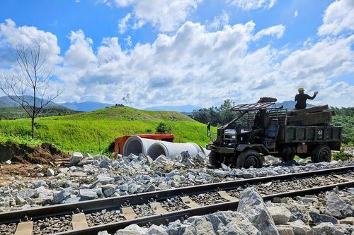 Đường ray sạt lở sâu 9m, ngành đường sắt quyết thông tuyến trong ngày mai