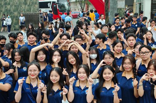 Nhiều trường từ chối nhận hoa 20/11, mong đổi thành sách vở để tặng học sinh