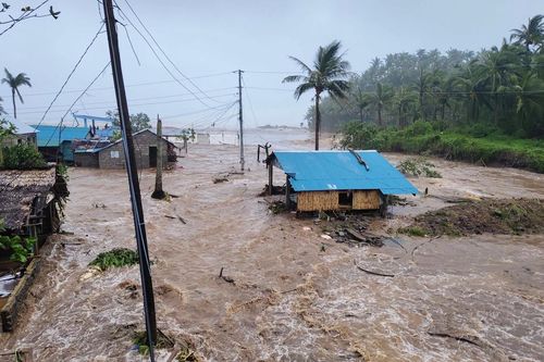 Bão Fung-Wong đổ bộ Philippines, sức gió mạnh nhất lên tới 185 km/h