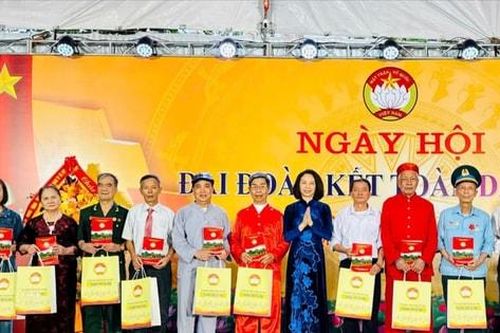 Phó Chủ tịch UBND thành phố Hà Nội Vũ Thu Hà dự Ngày hội Đại đoàn kết tại thôn Nhuệ