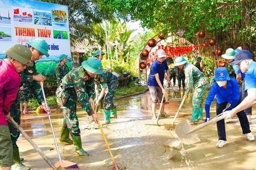 Huế ra quân tổng vệ sinh môi trường khắc phục hậu quả sau lũ lịch sử