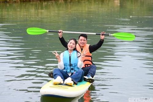 Bay trên lúa chín vàng ở làng du lịch tốt nhất thế giới