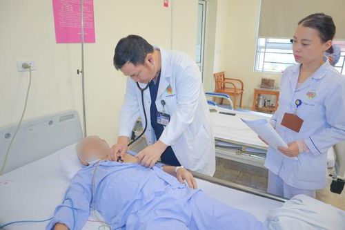 Cụ ông 80 tuổi choáng, khó thở, ngất tại chỗ, bác sĩ phát hiện bị hẹp khít van động mạch chủ