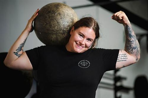 Nữ lực sĩ nâng đá nặng 180 kg