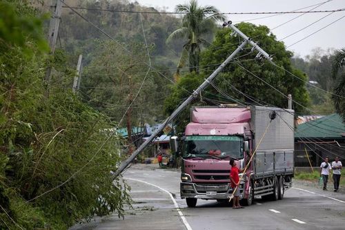 Hai người chết, một triệu người phải sơ tán khi bão Fung-wong đổ bộ vào Philippines