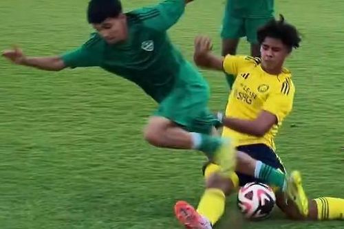 Pha tắc bóng khó tin của con trai Ronaldo