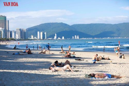 Biển Mỹ Khê nhộn nhịp trở lại sau bão số 13