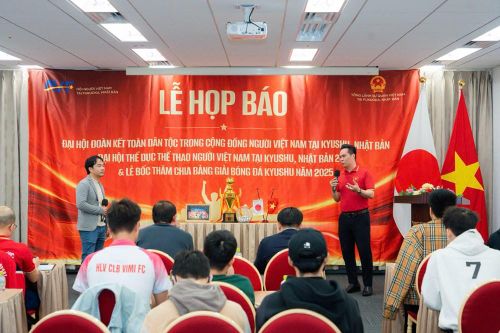 1.000 người Việt tại Kyushu lập kỷ lục xếp hình cờ Tổ quốc trong 'Ngày hội Đại đoàn kết toàn dân tộc'