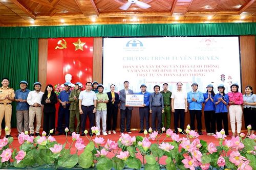 Đẩy mạnh phong trào 'Toàn dân xây dựng văn hóa giao thông an toàn'