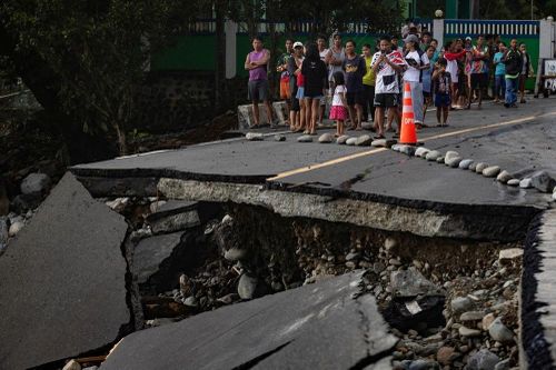 Philippines tan hoang, chìm trong lũ lụt