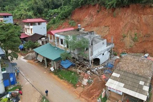 Thái Nguyên: Di dời khẩn cấp 5 hộ dân tránh sạt lở