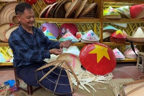 Nửa thế kỷ gắn bó với nghề nón làng Chuông