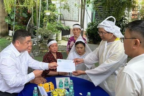 Thăm hỏi gia đình có 3 người tử vong do tai nạn giao thông