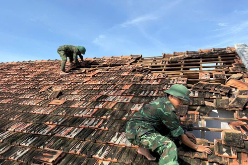 Bộ đội Sư đoàn 2 gắng sức giúp dân