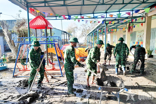 Gia Lai: Đồn biên phòng Nhơn Lý giúp dân khắc phục hậu quả bão số 13