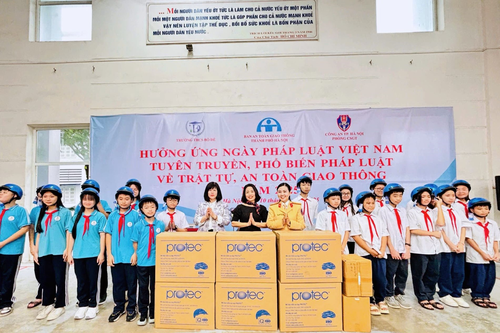 Tuyên truyền pháp luật về an toàn giao thông hưởng ứng Ngày Pháp luật Việt Nam