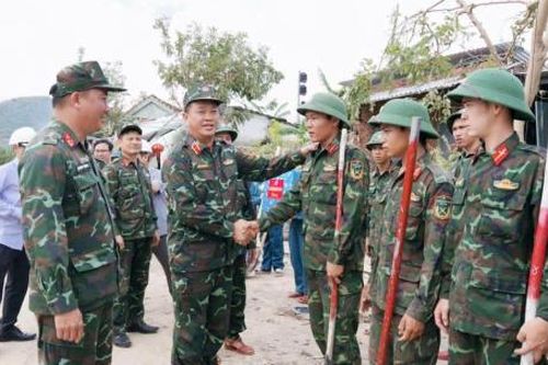 Phó Tư lệnh Quân khu 5 kiểm tra công tác khắc phục hậu quả bão số 13 tại Đắk Lắk