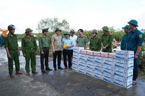 Lãnh đạo Công an thành phố Huế thăm, động viên các lực lượng và nhân dân khắc phục hậu quả sau thiên tai