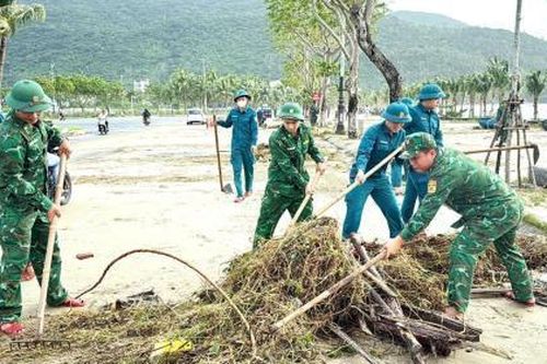 Bộ đội biên phòng thành phố Đà Nẵng ra quân dọn dẹp vệ sinh bãi biển sau bão lũ
