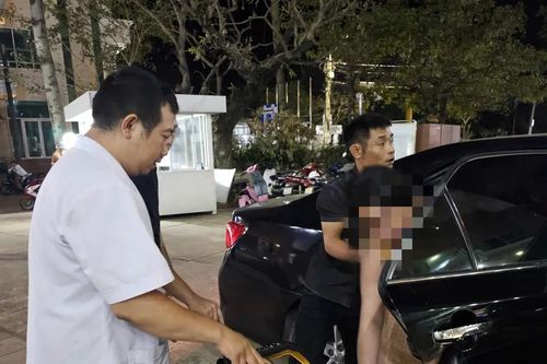 Huy động ô tô đặc chủng dẫn đường cấp cứu thai phụ vỡ ối