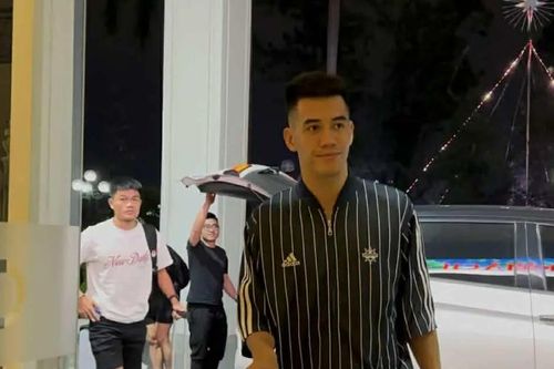 Đội tuyển Việt Nam hội quân trở lại vào tối muộn