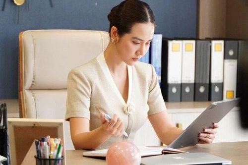 Huyền Lizzie mặc đồ công sở đẹp khiến hội chị em học hỏi