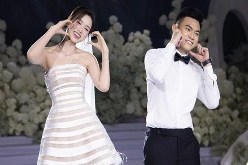 Đỗ Thị Hà và Viết Vương tổ chức đám cưới ấm cúng tại Hà Nội